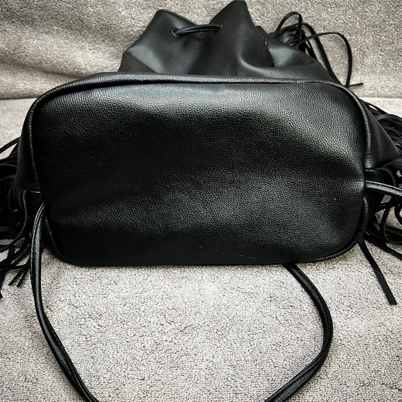 Victoria’s Secret Faux Pebbled Leather Fringe Bucket Cinch Backpack Purse Biker - Picture 7 of 15